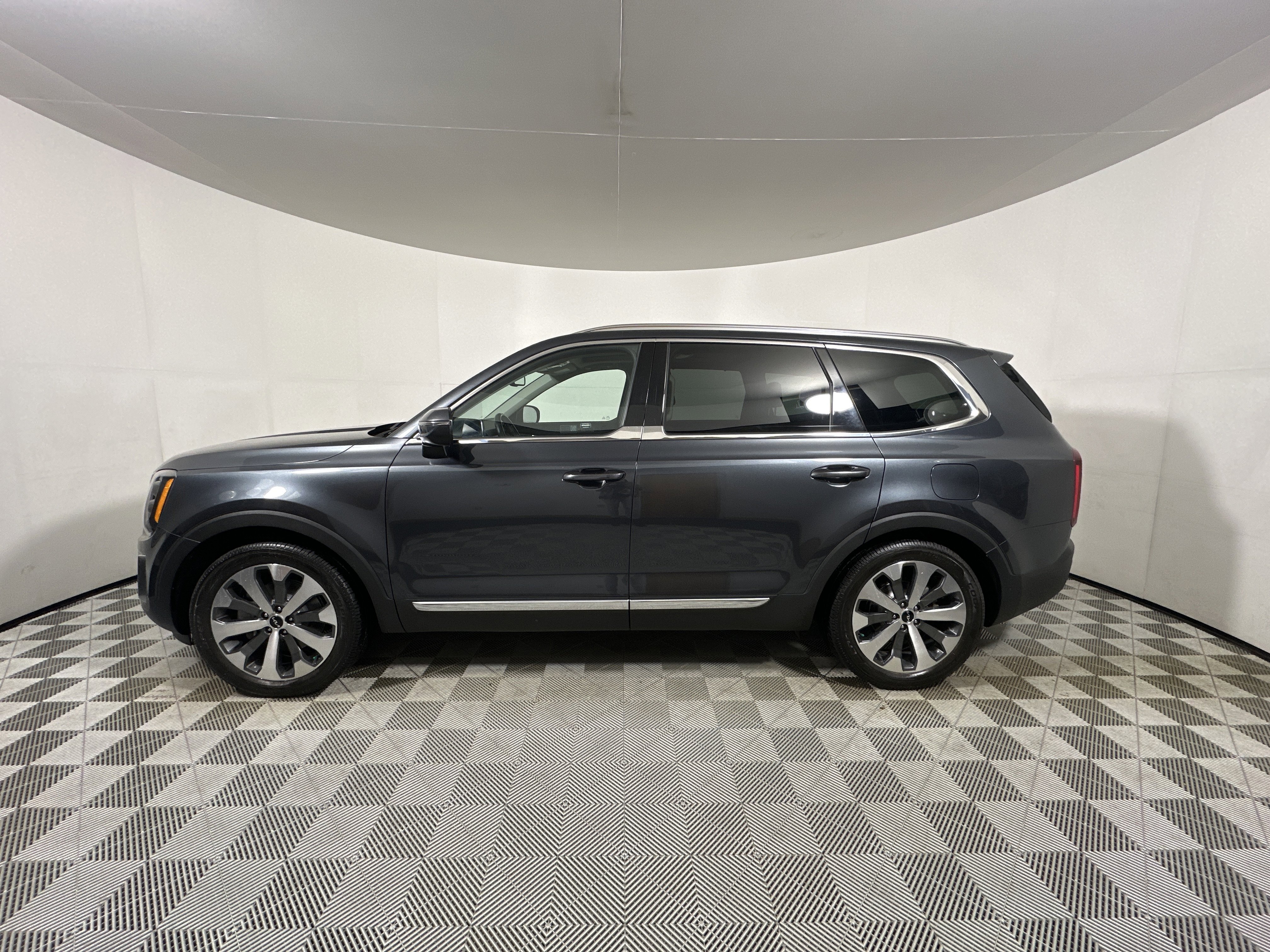 Used 2022 Kia Telluride EX w/ EX Premium Package image 4