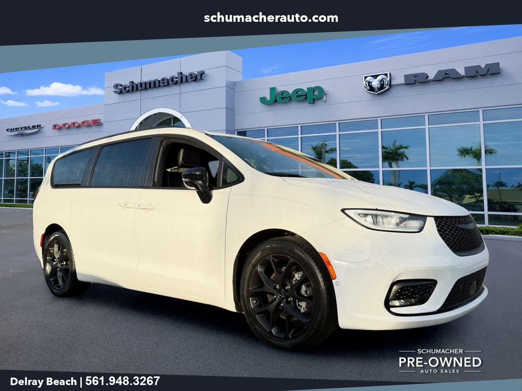 Used 2023 Chrysler Pacifica Limited w/ Uconnect Theater Family Group FWD video 1