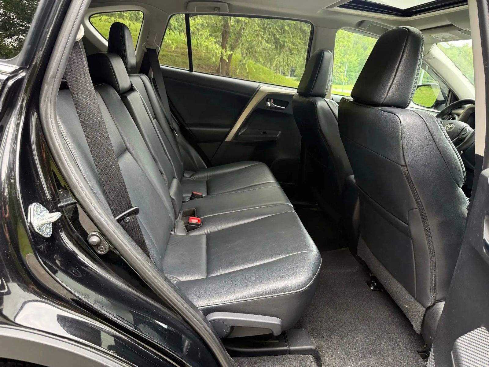 Used 2015 Toyota RAV4 Limited image 18