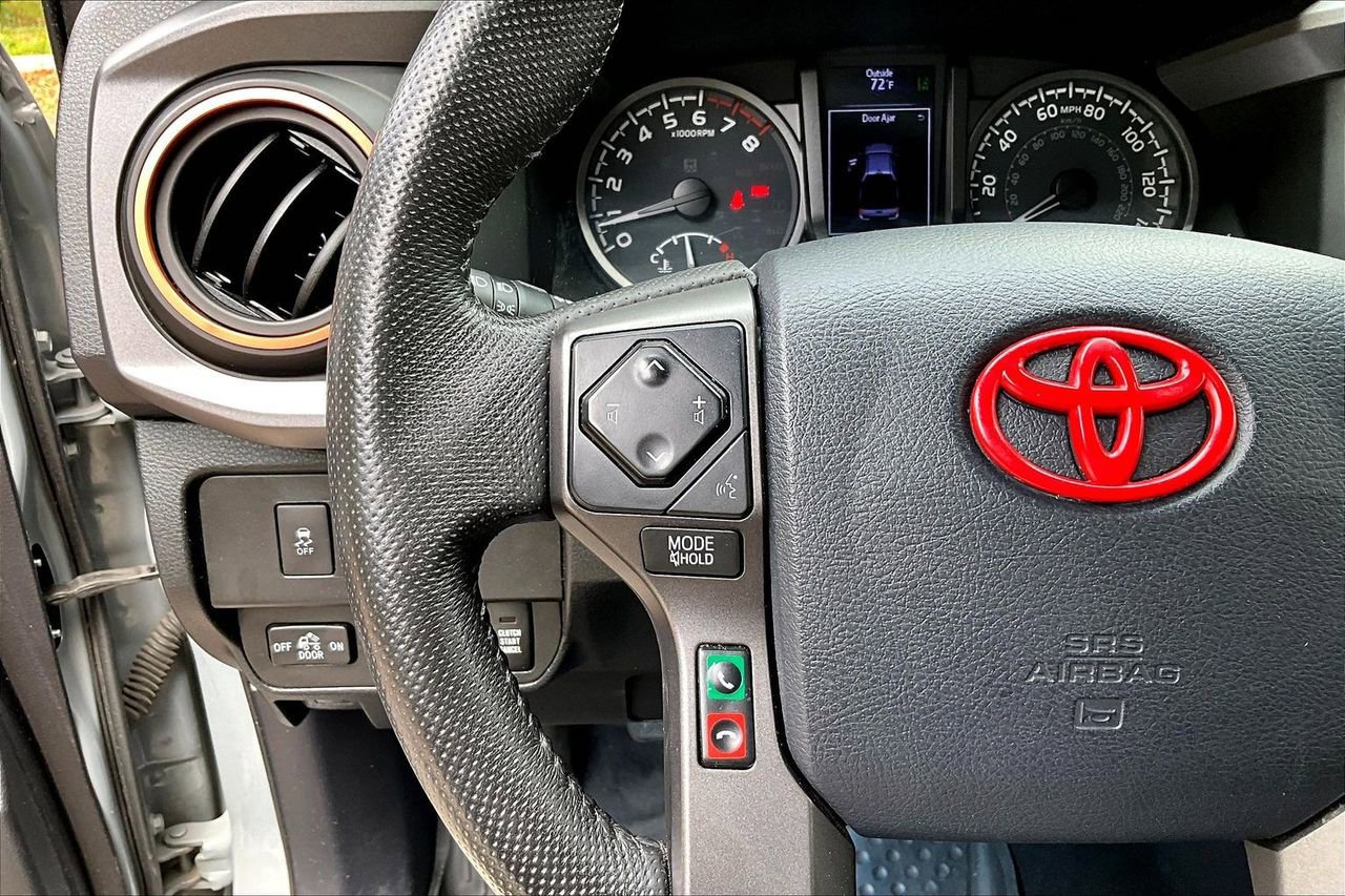 Used 2020 Toyota Tacoma TRD Sport w/ TRD Premium Sport Package AWD/4WD image 10
