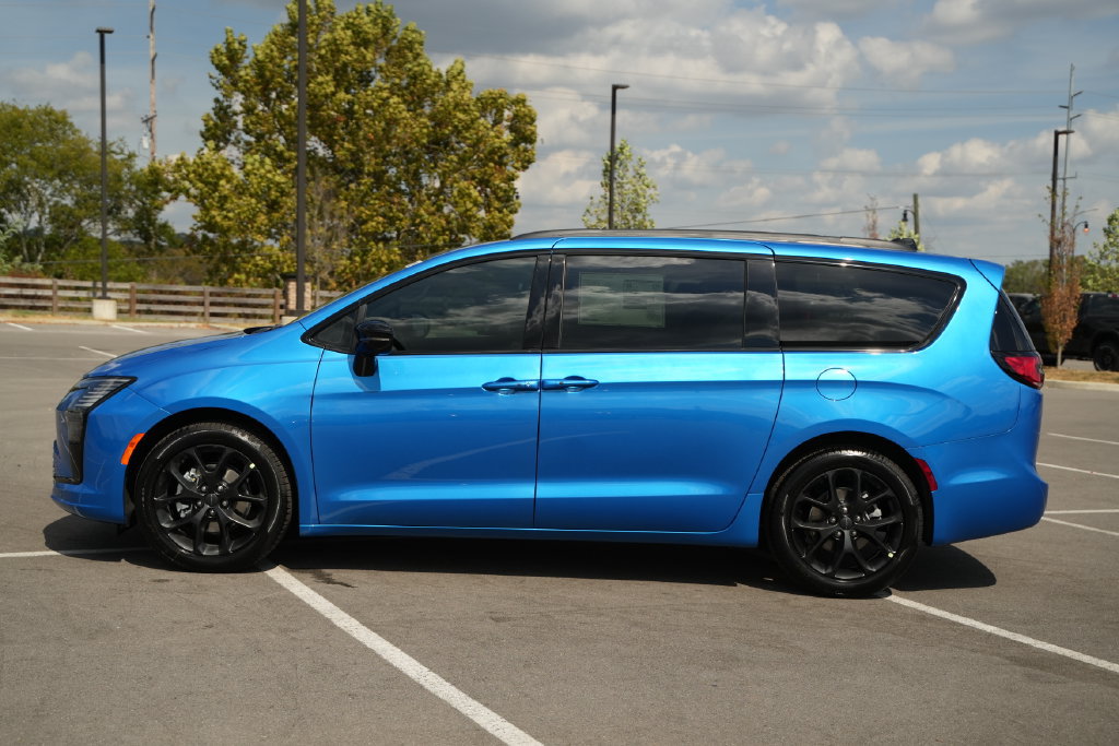 New 2027 Chrysler Pacifica Limited FWD image 4