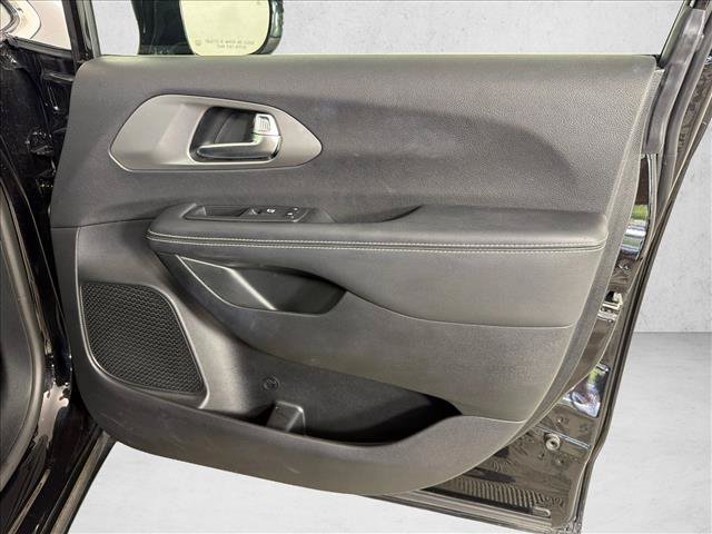 Used 2025 Chrysler Pacifica Select FWD image 14