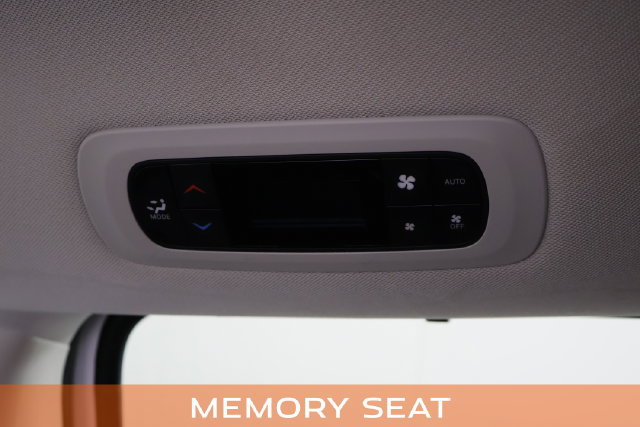 Used 2024 Chrysler Pacifica Touring-L FWD image 18