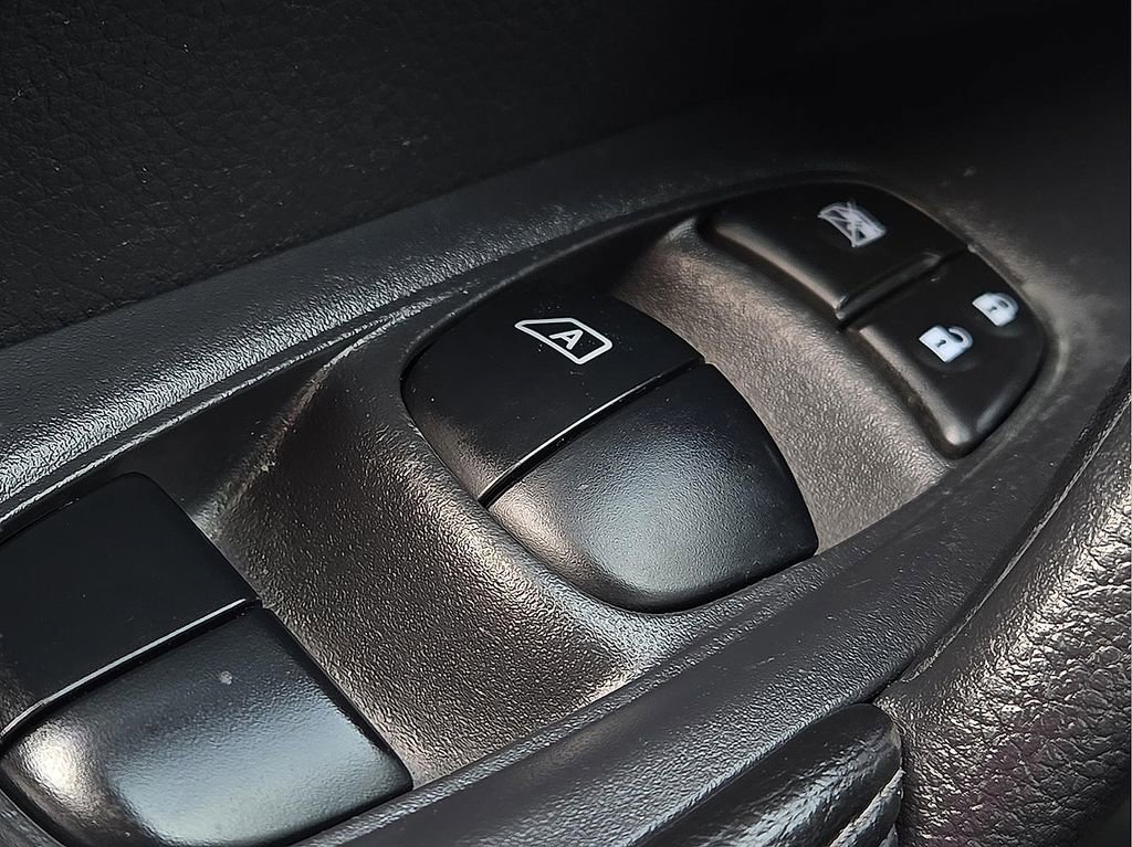 Used 2016 Nissan Rogue SV w/ SV Premium Package image 16