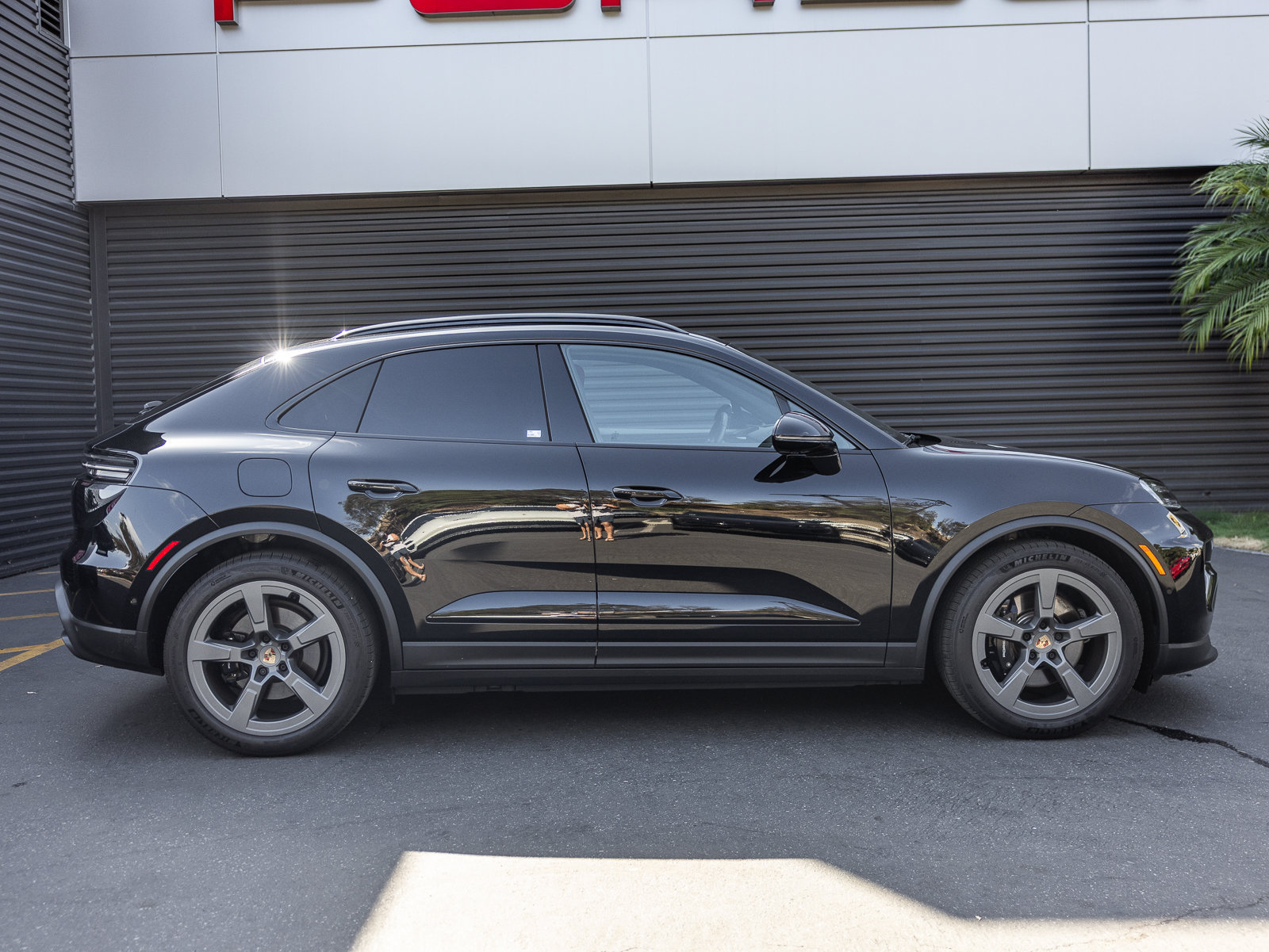 Certified 2025 Porsche Macan 4S Electric AWD/4WD image 8