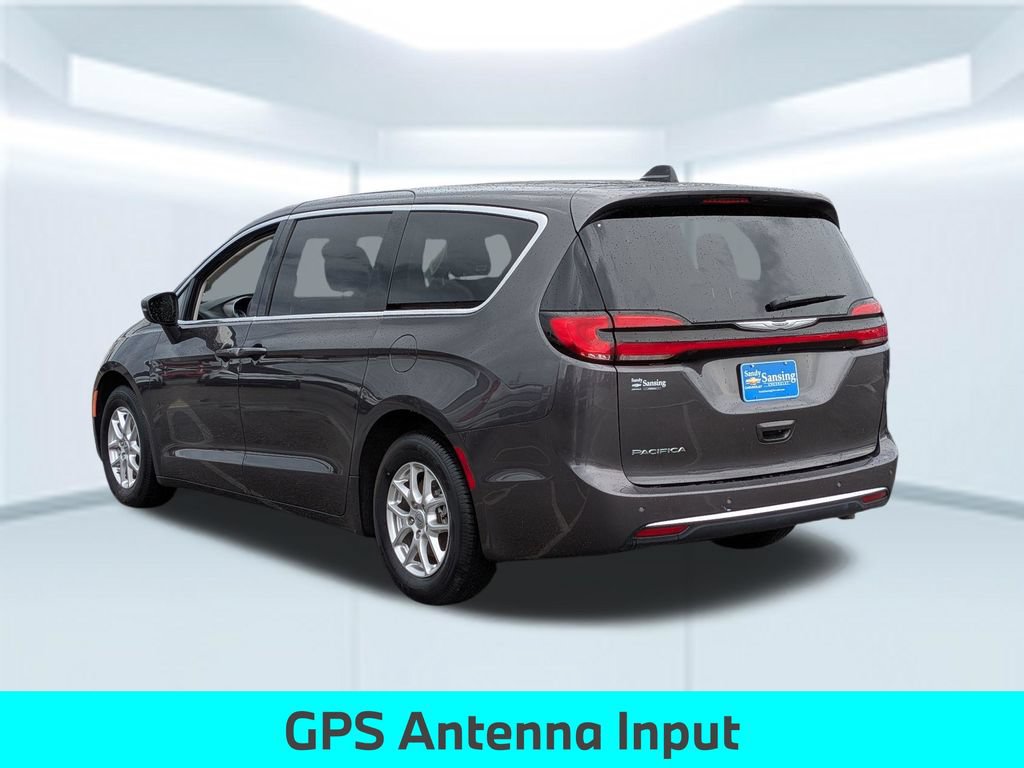 Used 2023 Chrysler Pacifica Touring-L FWD image 4