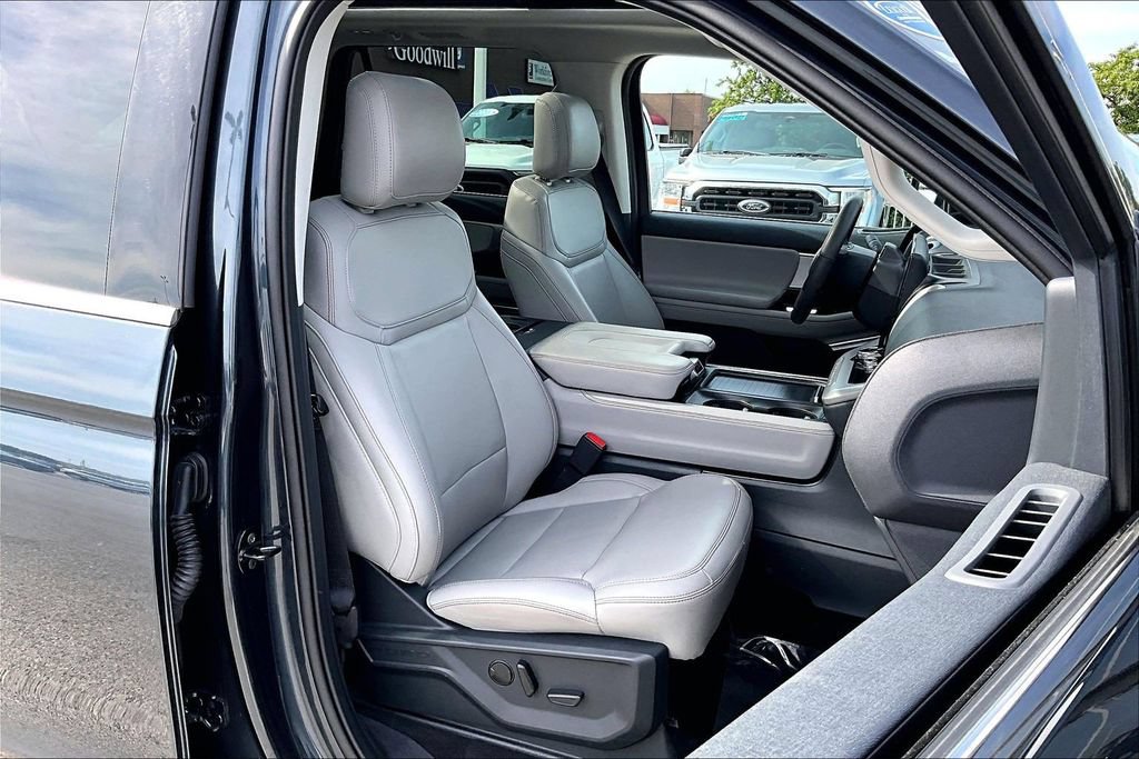 Certified 2025 Ford Expedition Active AWD/4WD image 7