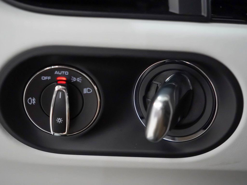 Used 2025 Porsche Macan image 26