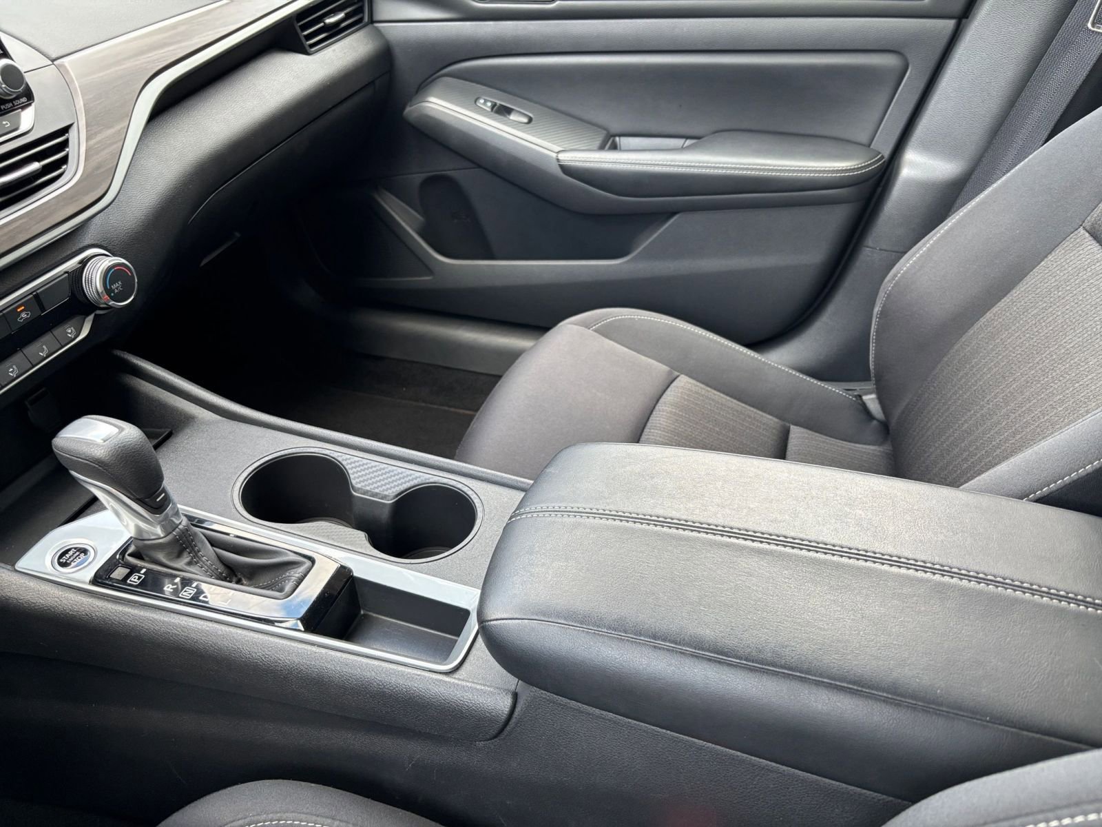 Used 2025 Nissan Altima 2.5 SV FWD image 41