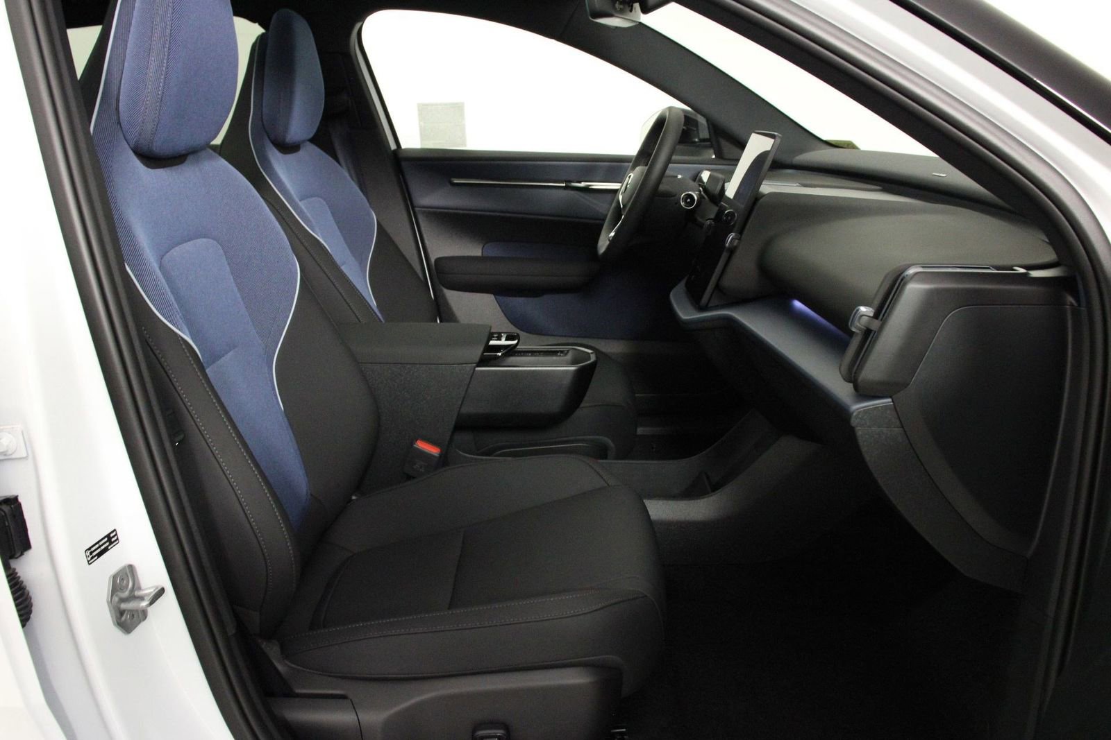 New 2025 Volvo EX30 Plus w/ Protection Package Premier AWD/4WD image 10