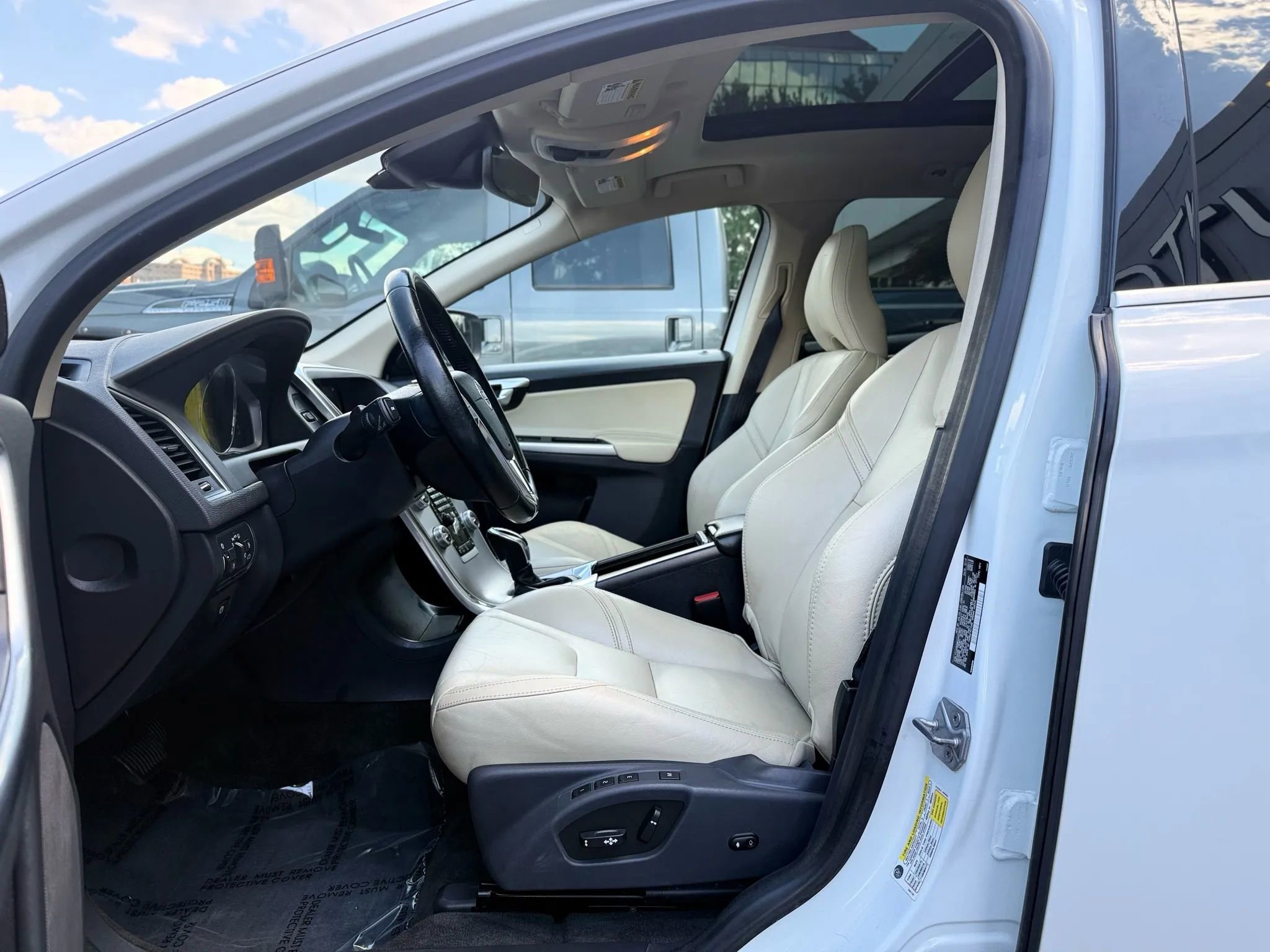 Used 2017 Volvo XC60 T6 Dynamic w/ Preferred Option Package image 10