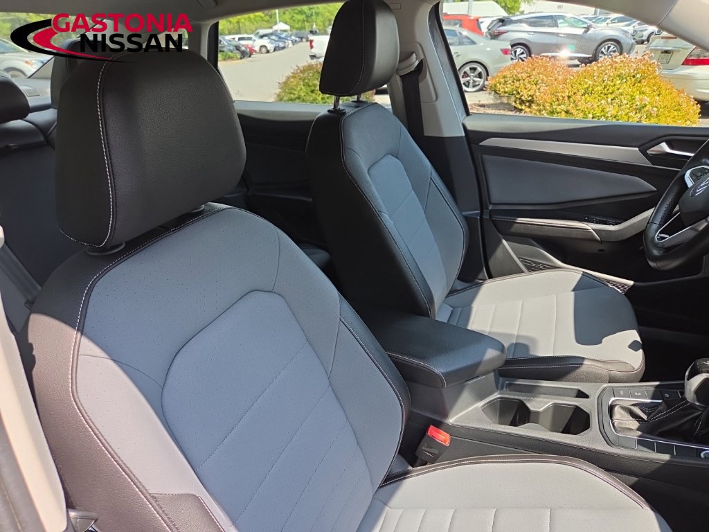 Used 2025 Volkswagen Jetta SE FWD image 41