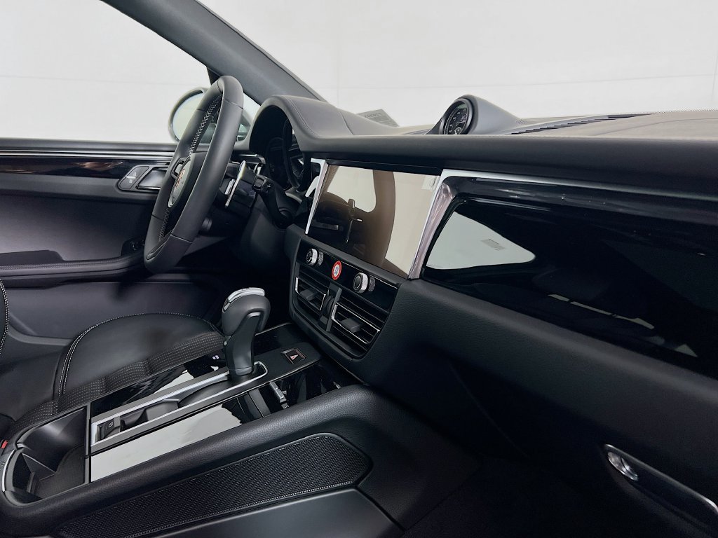 Certified 2026 Porsche Macan Turbo AWD/4WD image 31