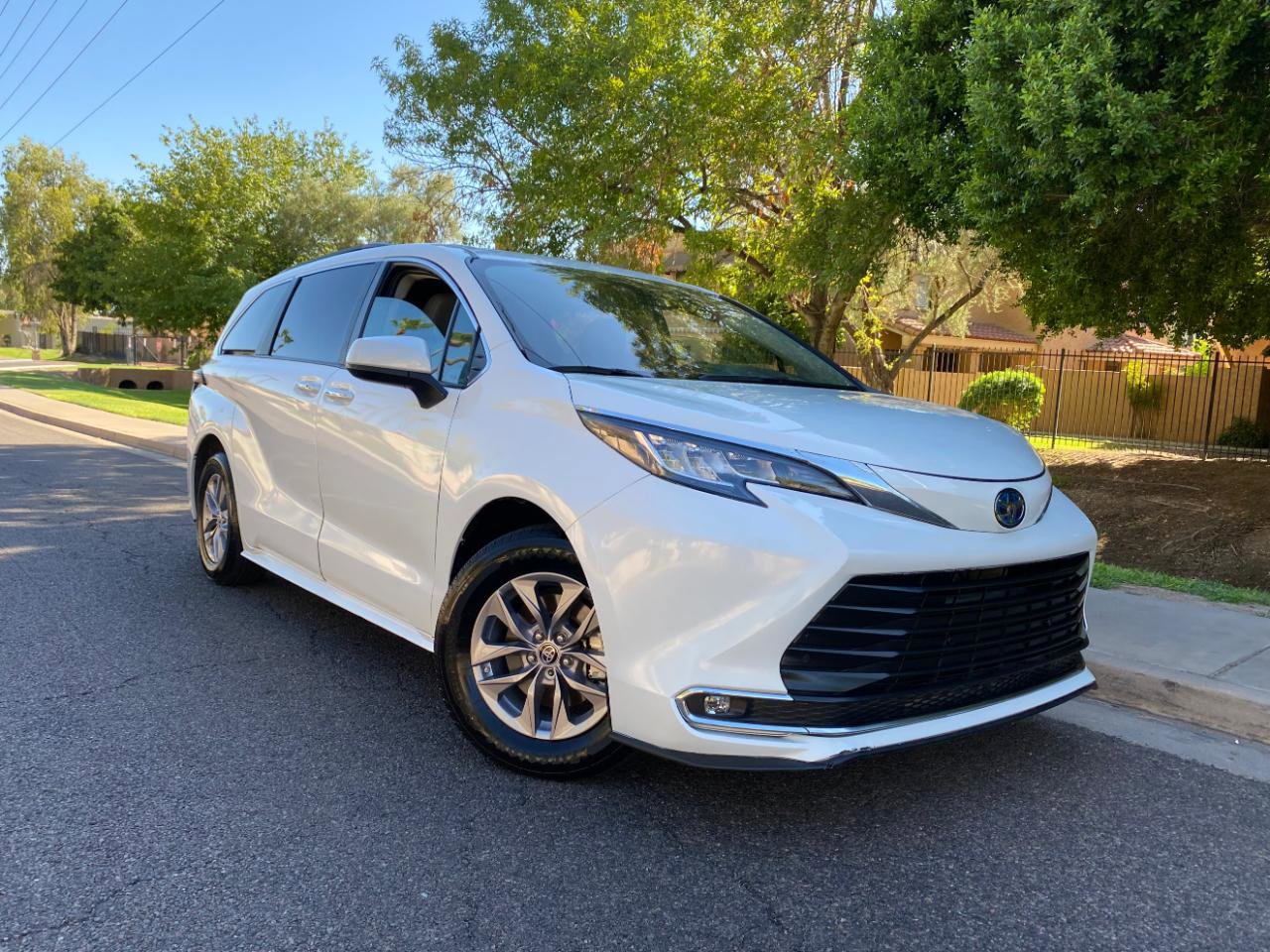 Used 2023 Toyota Sienna XLE FWD image 2