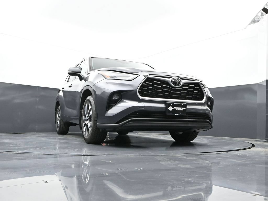 Used 2023 Toyota Highlander XLE AWD/4WD image 48