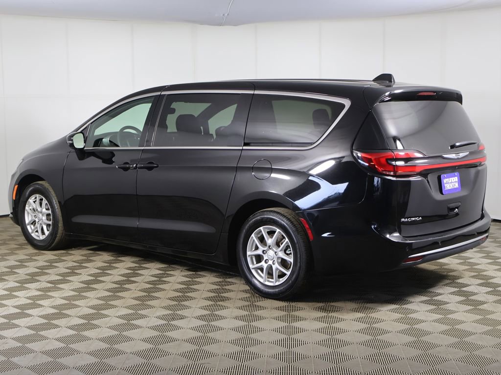 Used 2025 Chrysler Pacifica Select FWD image 10