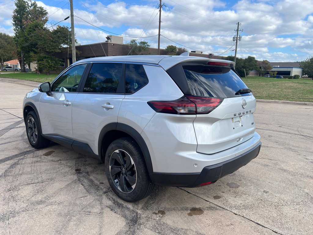 Used 2024 Nissan Rogue SV FWD image 9
