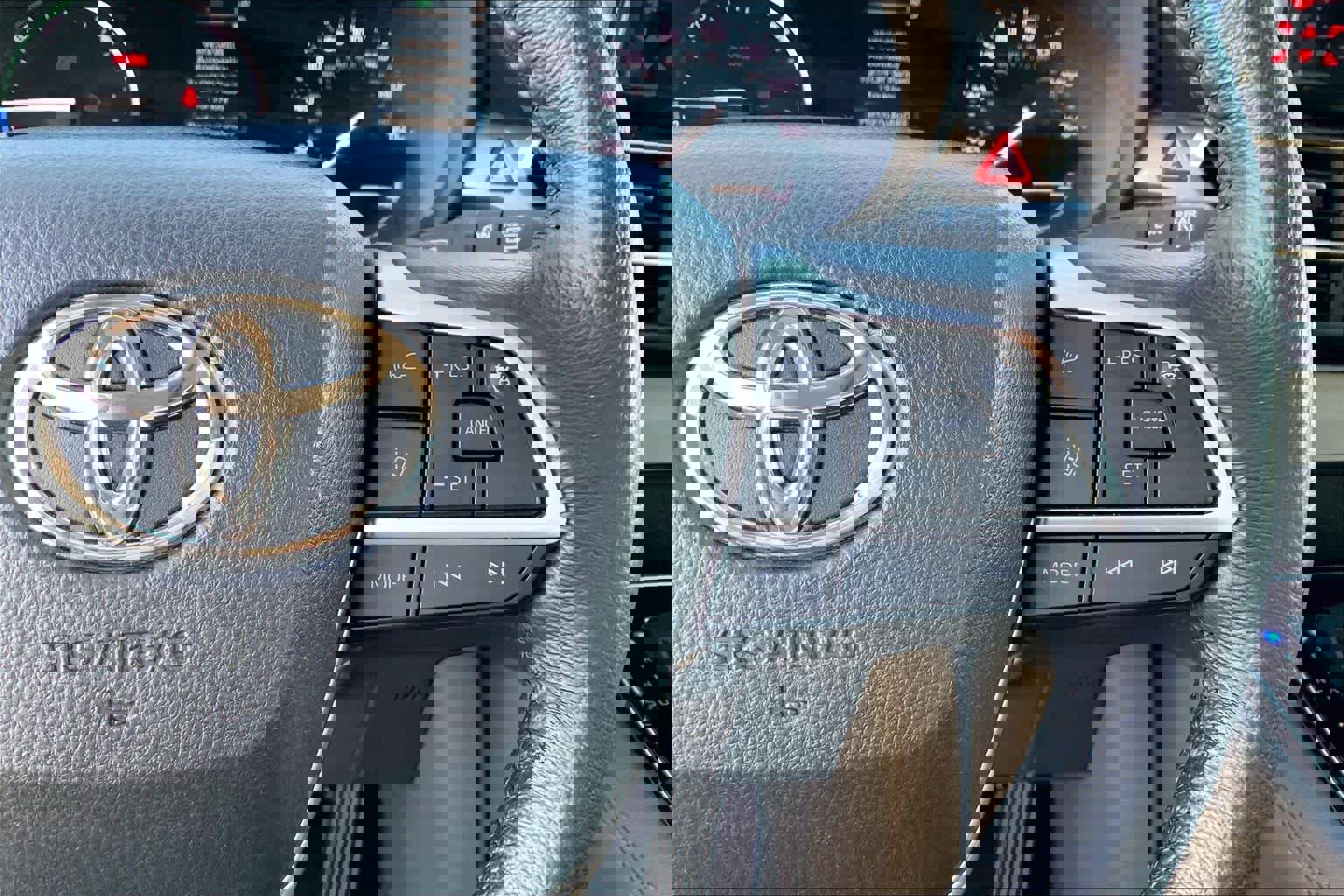 Used 2024 Toyota Sienna XLE image 25