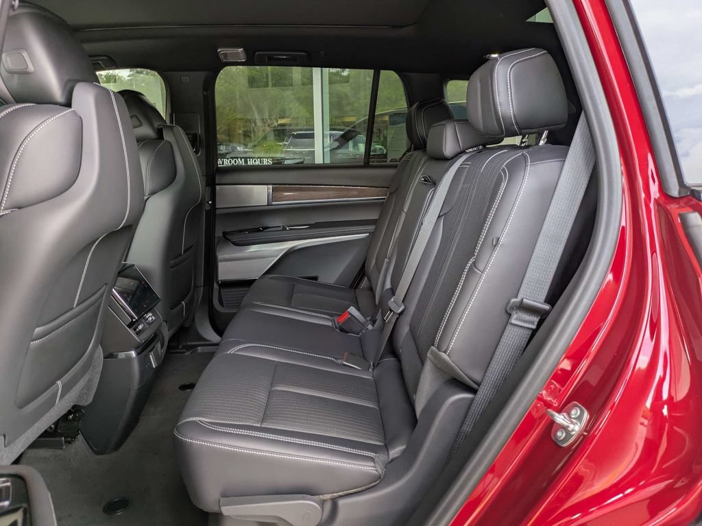 New 2027 Cadillac Vistiq Sport w/ LPO, Floor Liner Package AWD/4WD image 17