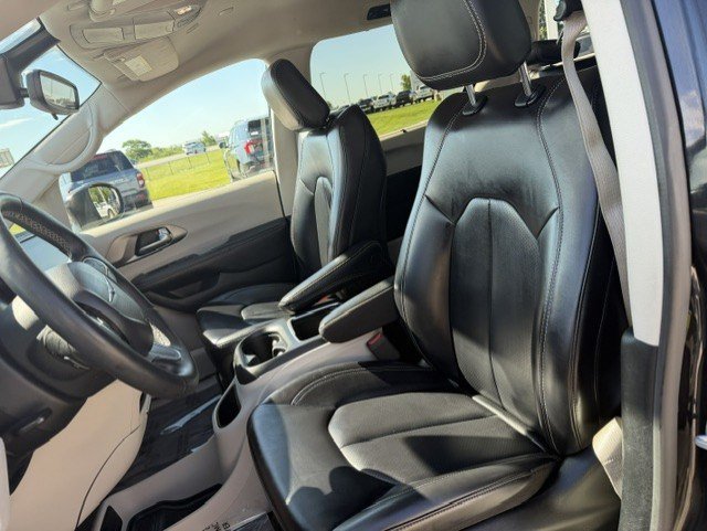 Used 2023 Chrysler Pacifica Touring-L FWD image 13