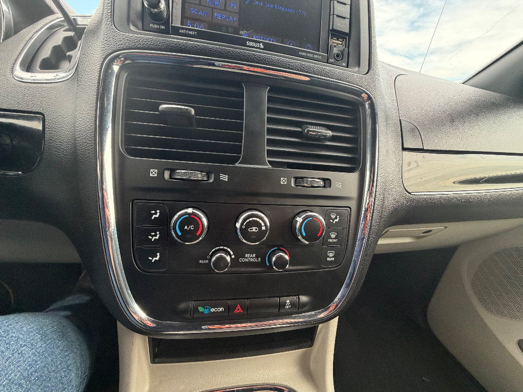 Used 2018 Dodge Grand Caravan SXT FWD image 17