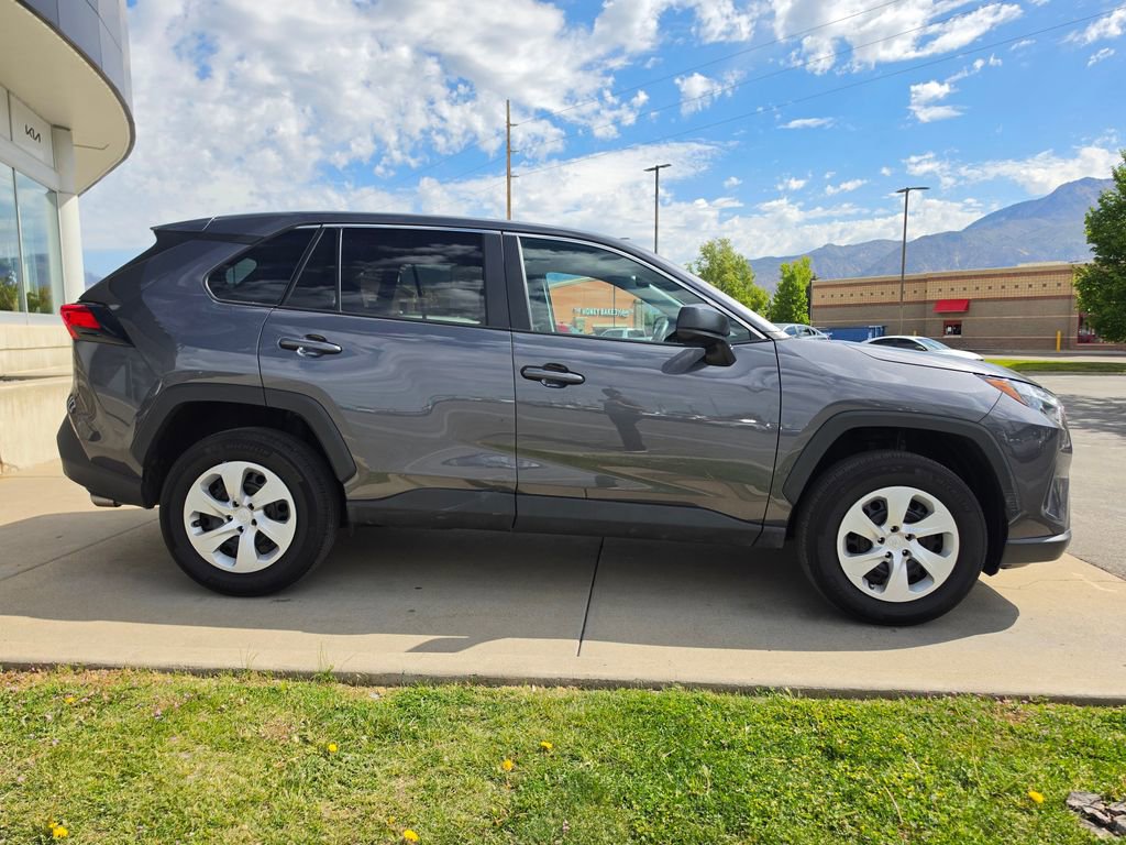 Used 2025 Toyota RAV4 LE AWD/4WD image 4