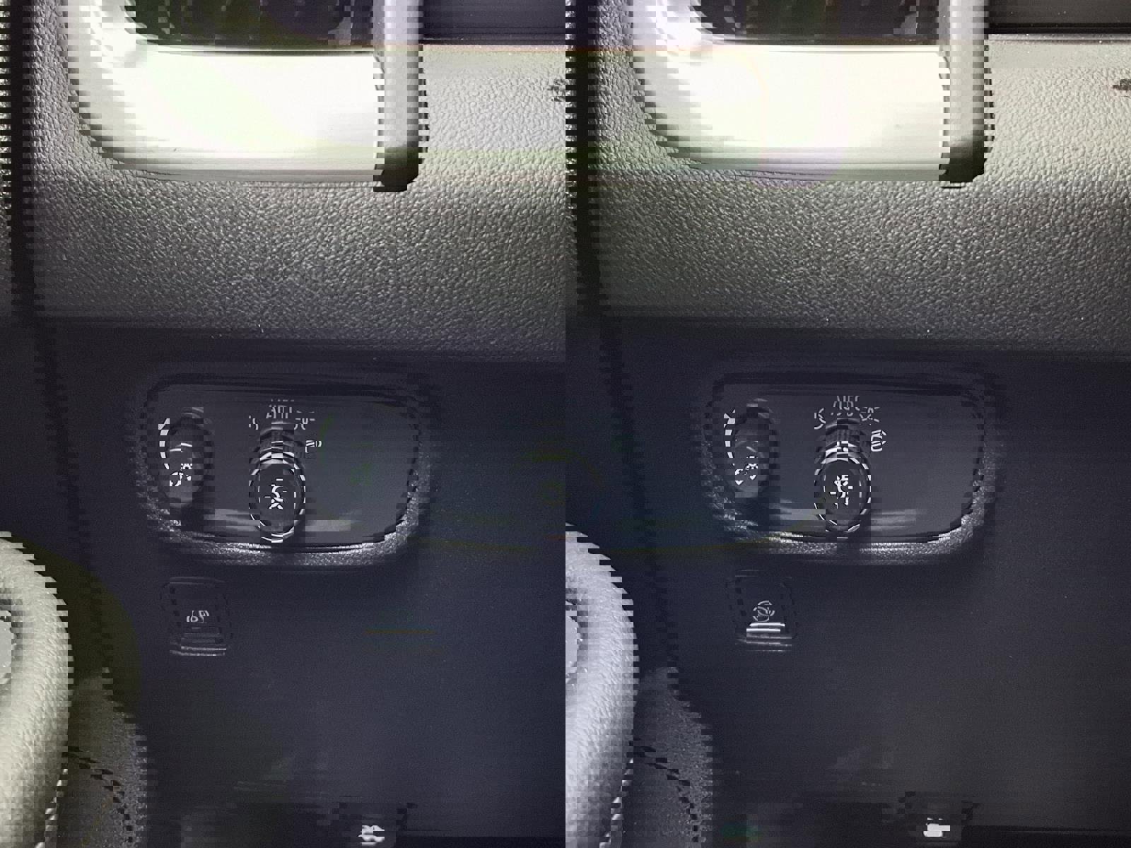 Used 2024 GMC Terrain SLE image 17