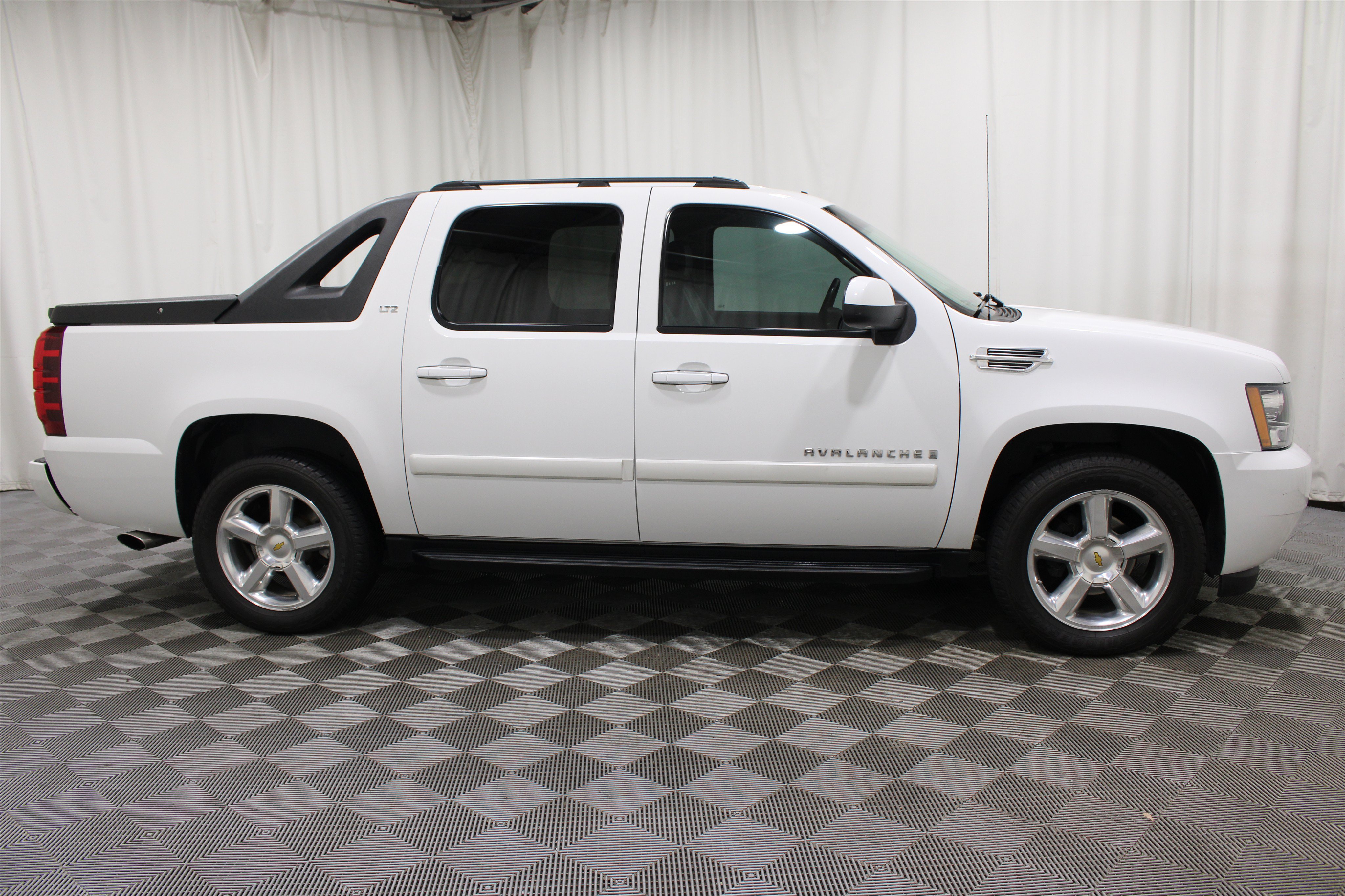 Used 2007 Chevrolet Avalanche LTZ w/ LTZ Preferred Equipment Group AWD/4WD image 25
