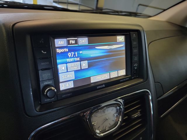 Used 2016 Chrysler Town & Country Touring FWD image 17