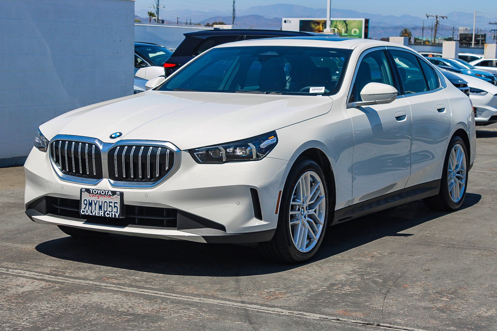 Used 2024 BMW 530i w/ Convenience Package RWD image 3