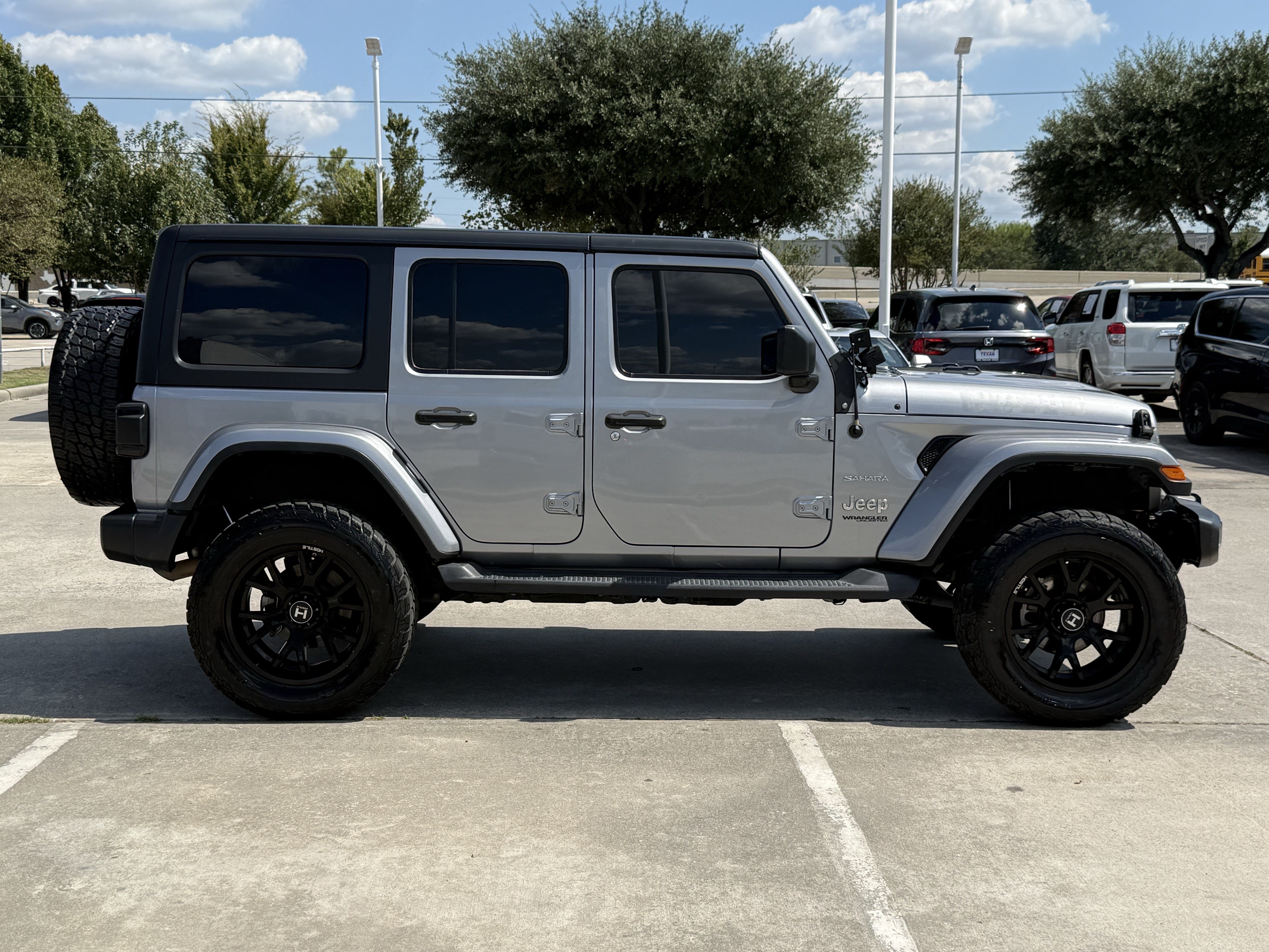 Used 2020 Jeep Wrangler Unlimited Sahara AWD/4WD image 3