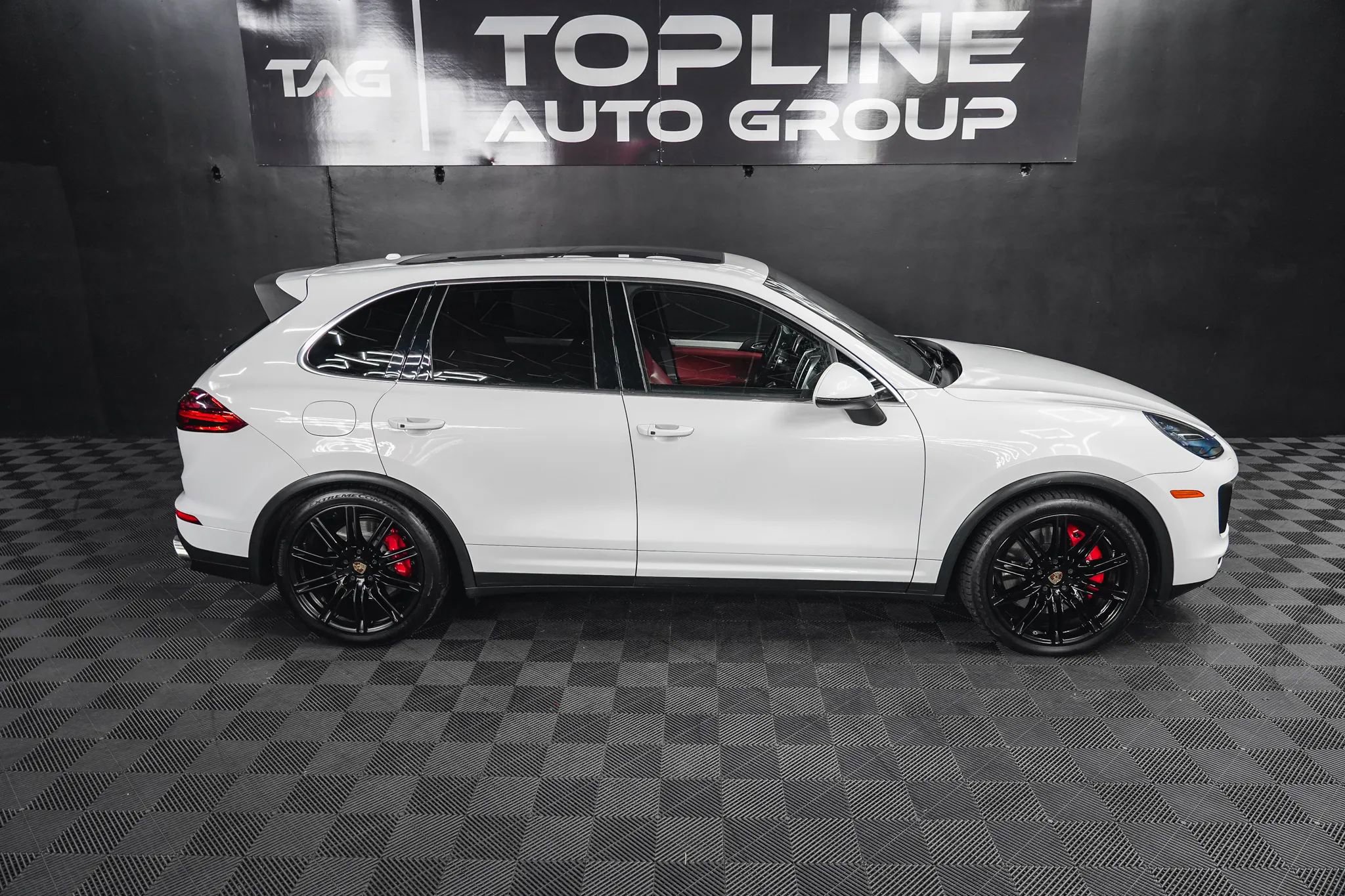 Used 2015 Porsche Cayenne Turbo image 17