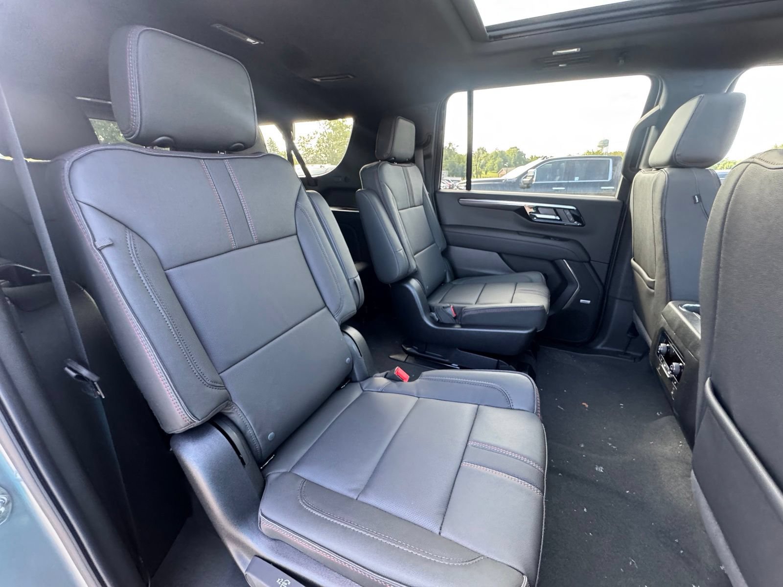 New 2026 Chevrolet Suburban RST w/ Comfort Package AWD/4WD image 32