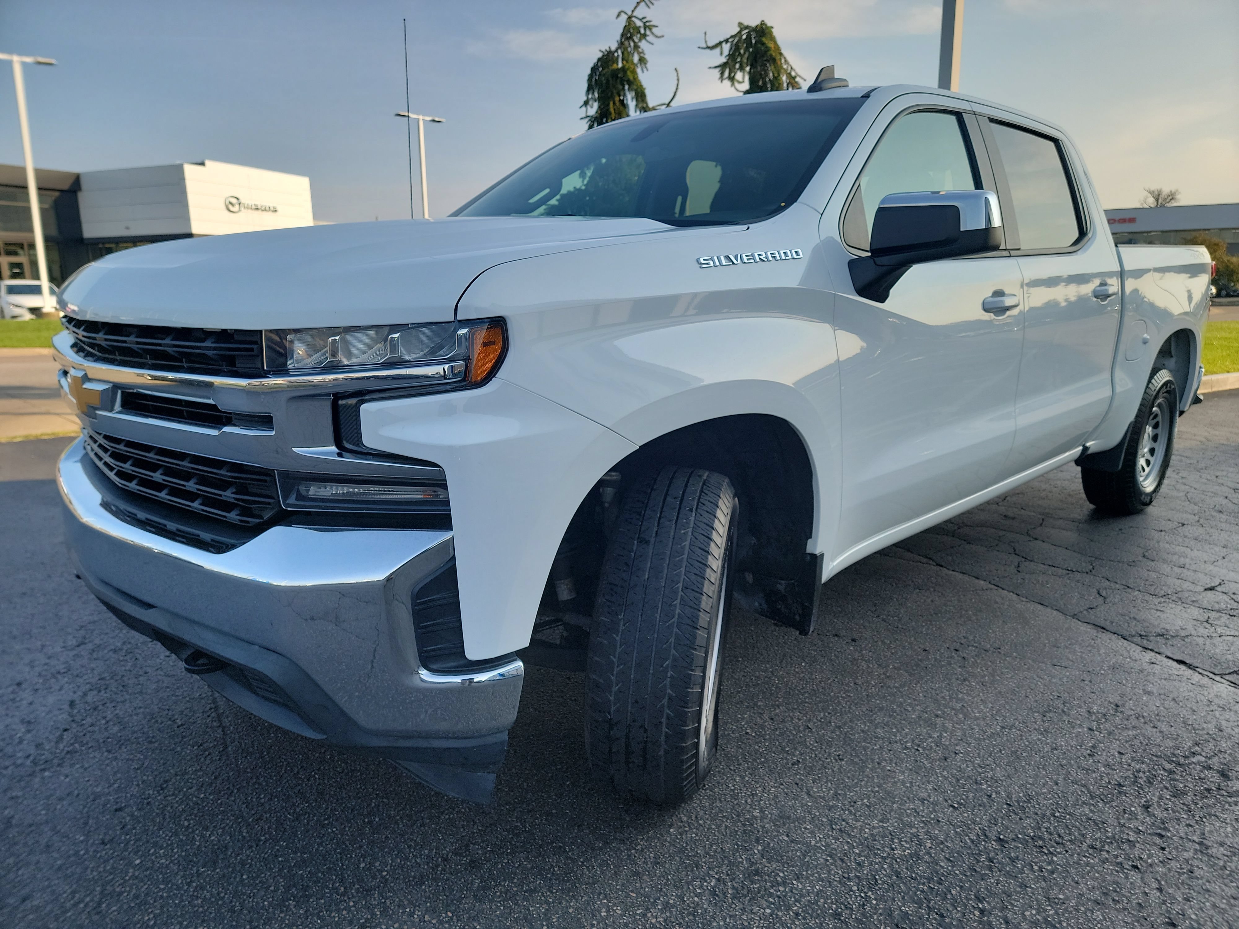 Used 2020 Chevrolet Silverado 1500 LT AWD/4WD image 3