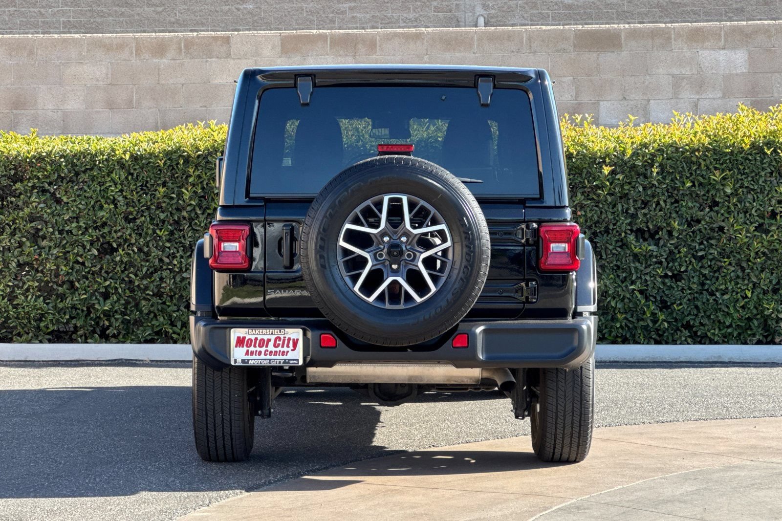 Used 2025 Jeep Wrangler Unlimited Sahara AWD/4WD image 5