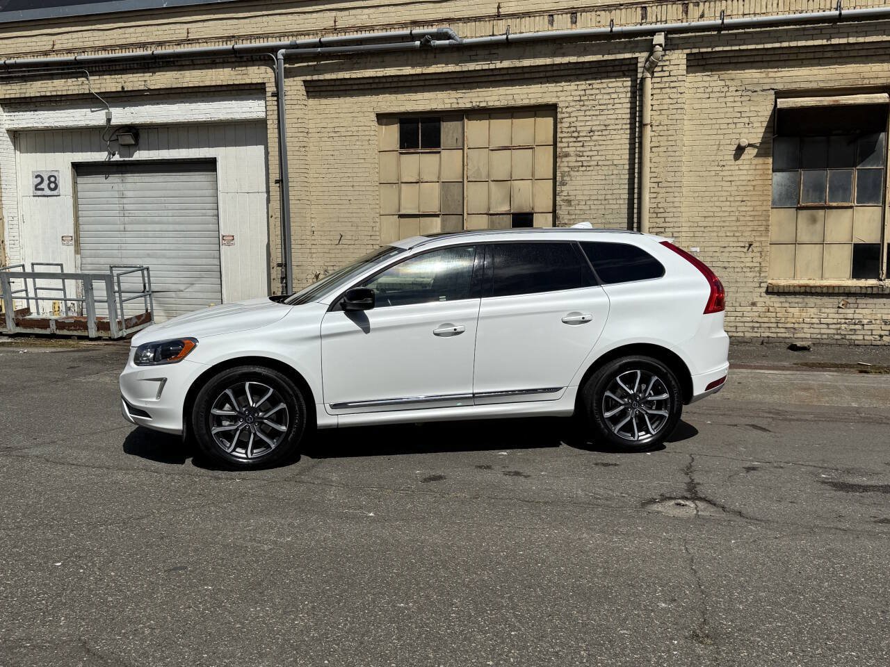 Used 2017 Volvo XC60 T6 Dynamic w/ Preferred Option Package AWD/4WD image 4