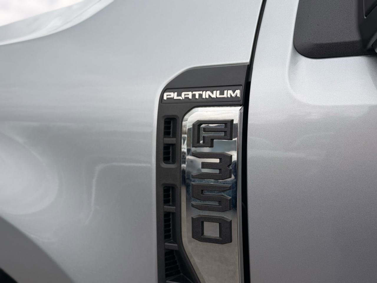 Used 2023 Ford F350 Platinum w/ Tremor Off-Road Package AWD/4WD image 9