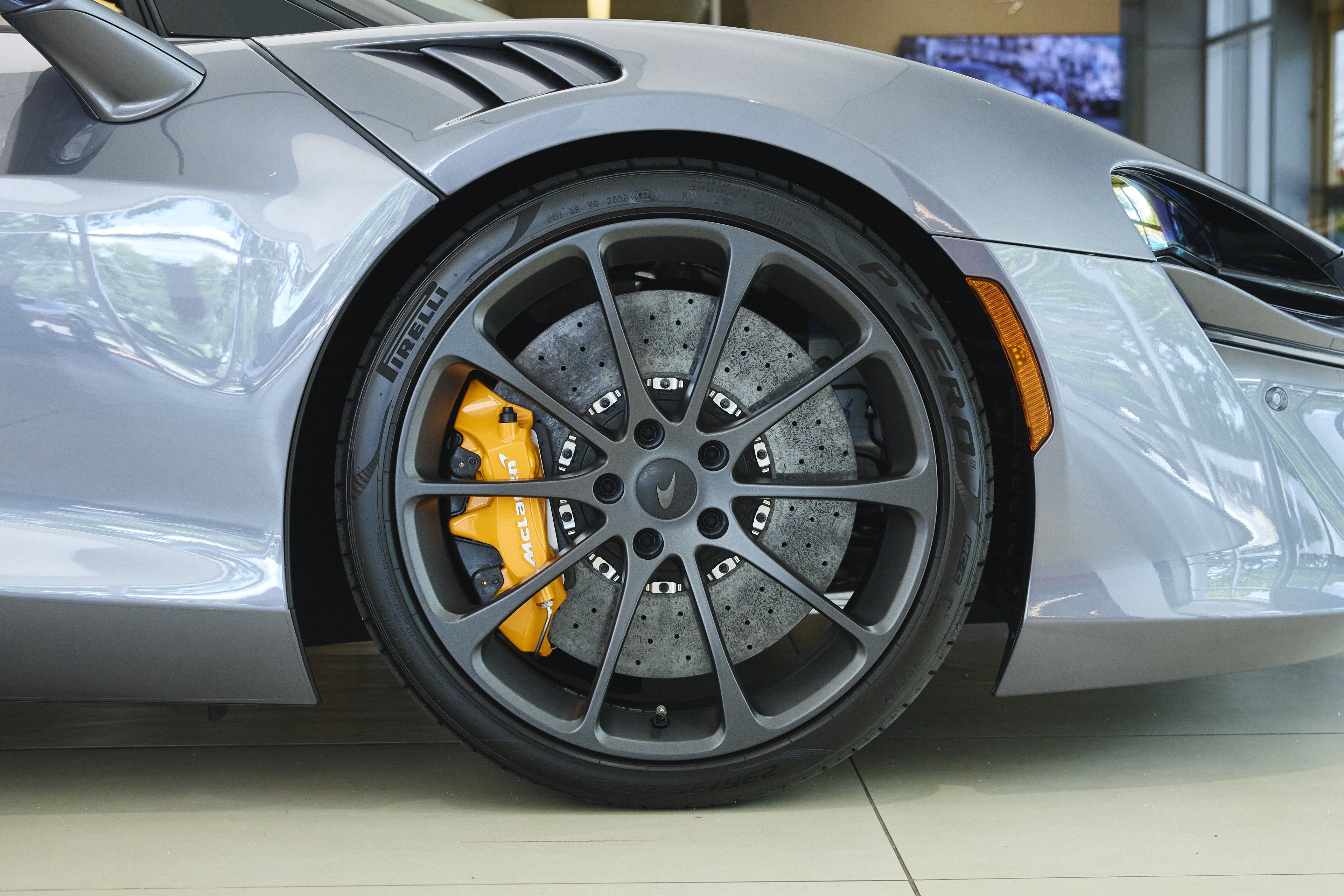 Used 2025 McLaren Artura Spider RWD image 30