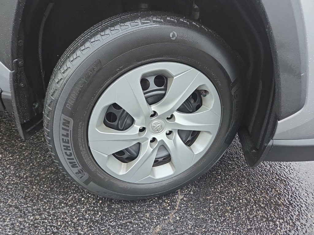 Used 2021 Toyota RAV4 LE image 8