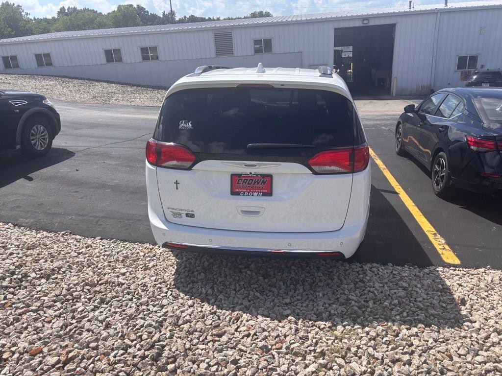 Used 2020 Chrysler Pacifica Touring-L FWD image 5