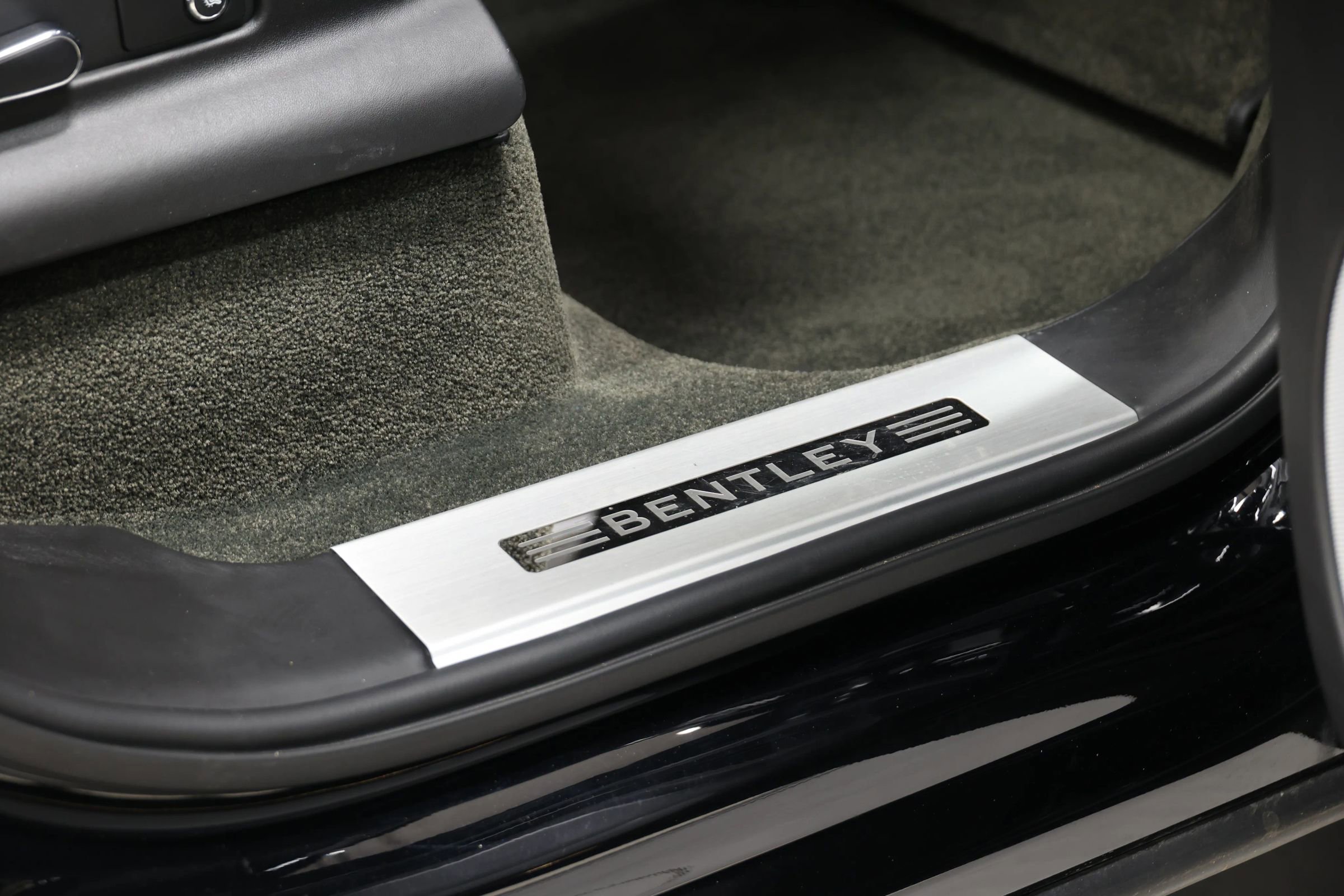 Used 2017 Bentley Bentayga image 76