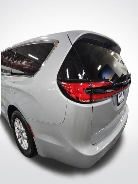 Used 2024 Chrysler Pacifica Touring-L image 51