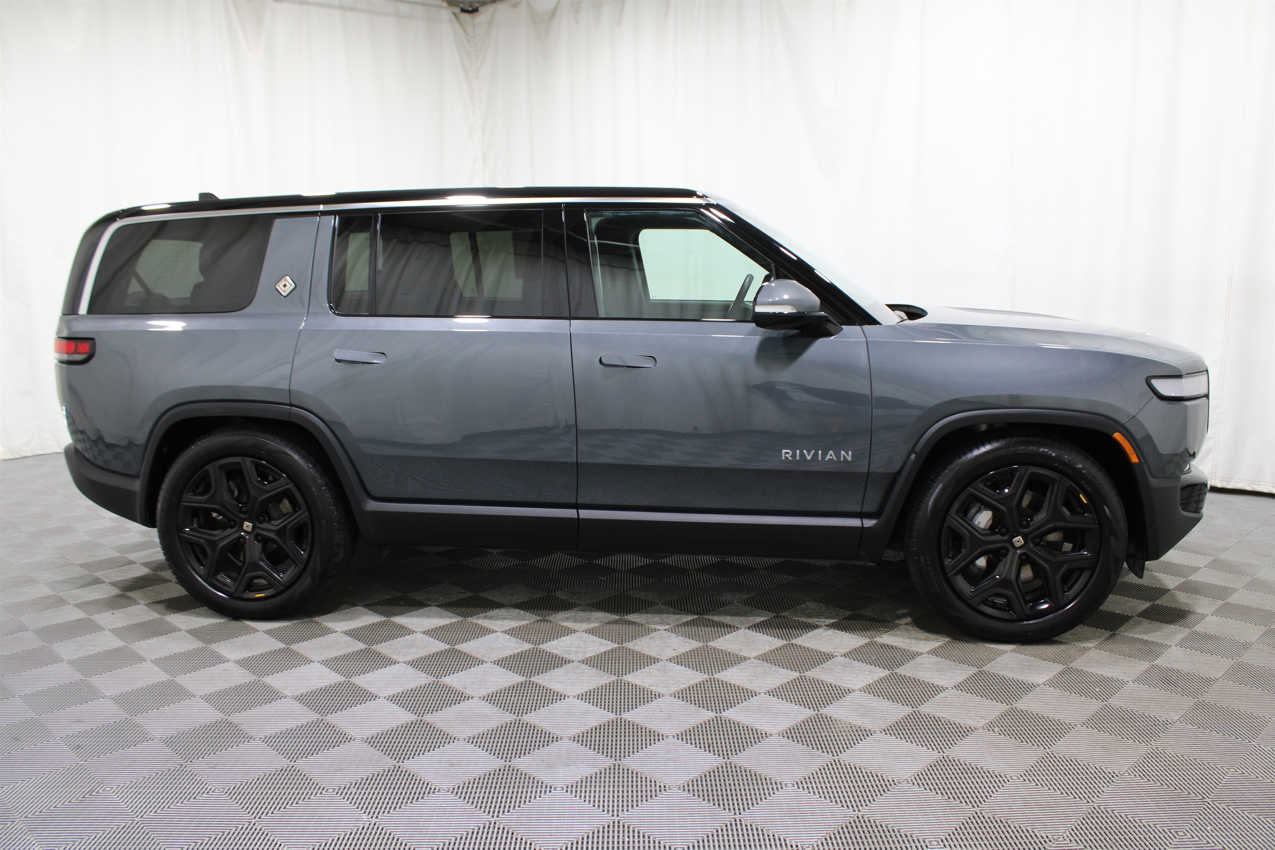Used 2024 Rivian R1S Adventure image 32