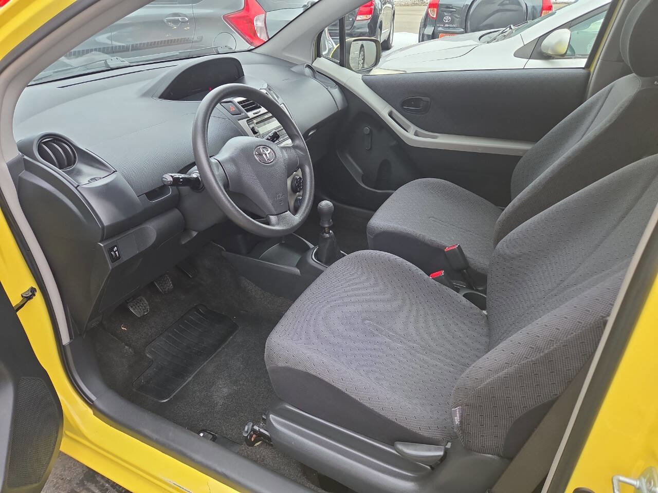 Used 2009 Toyota Yaris 2-Door Hatchback image 8