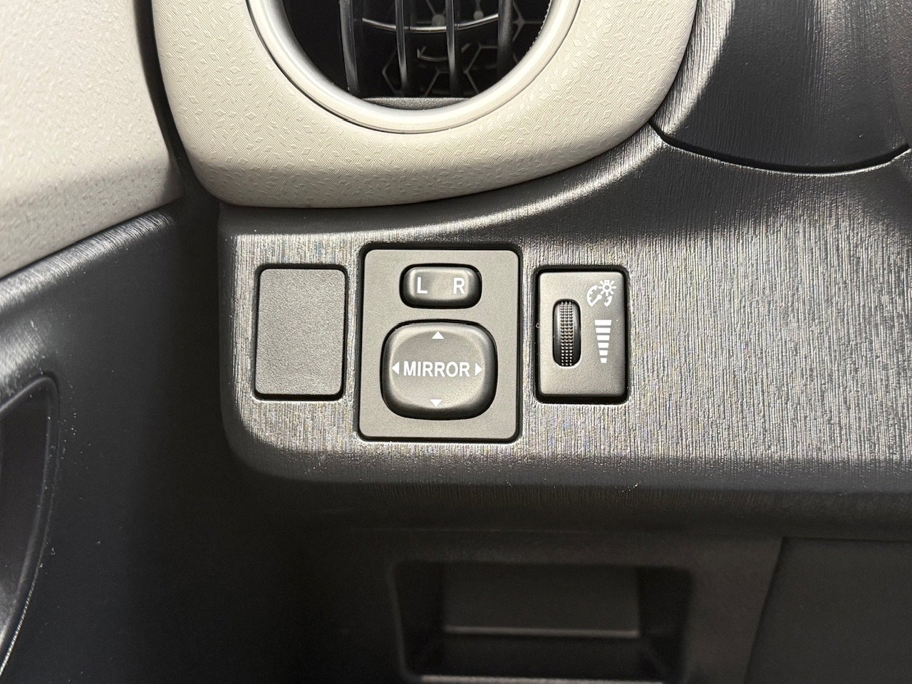 Used 2013 Toyota Yaris LE image 28