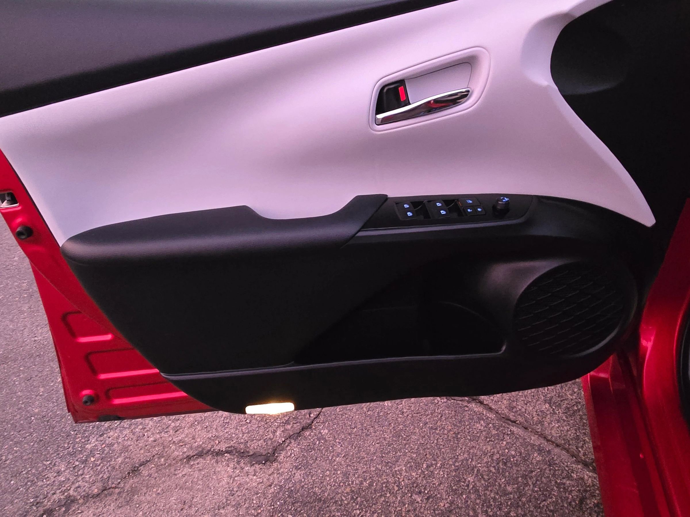 Used 2017 Toyota Prius Three image 33