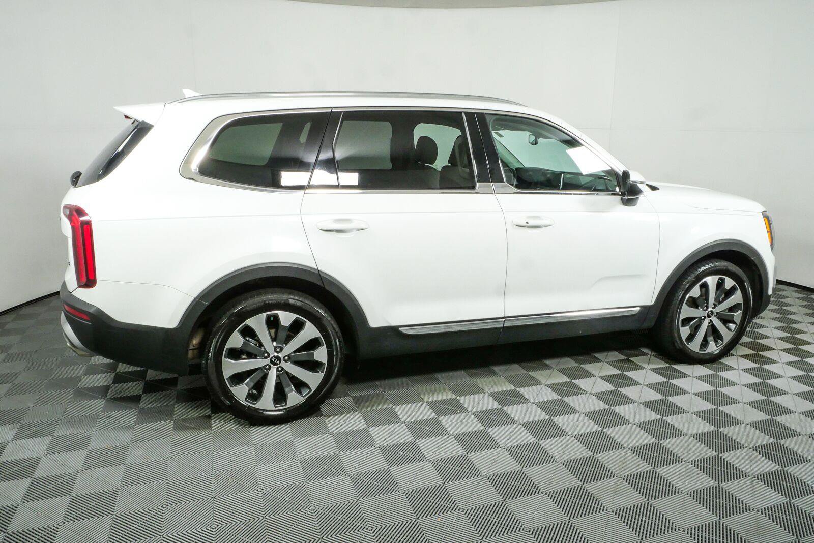 Used 2020 Kia Telluride EX w/ EX Premium Package FWD image 2
