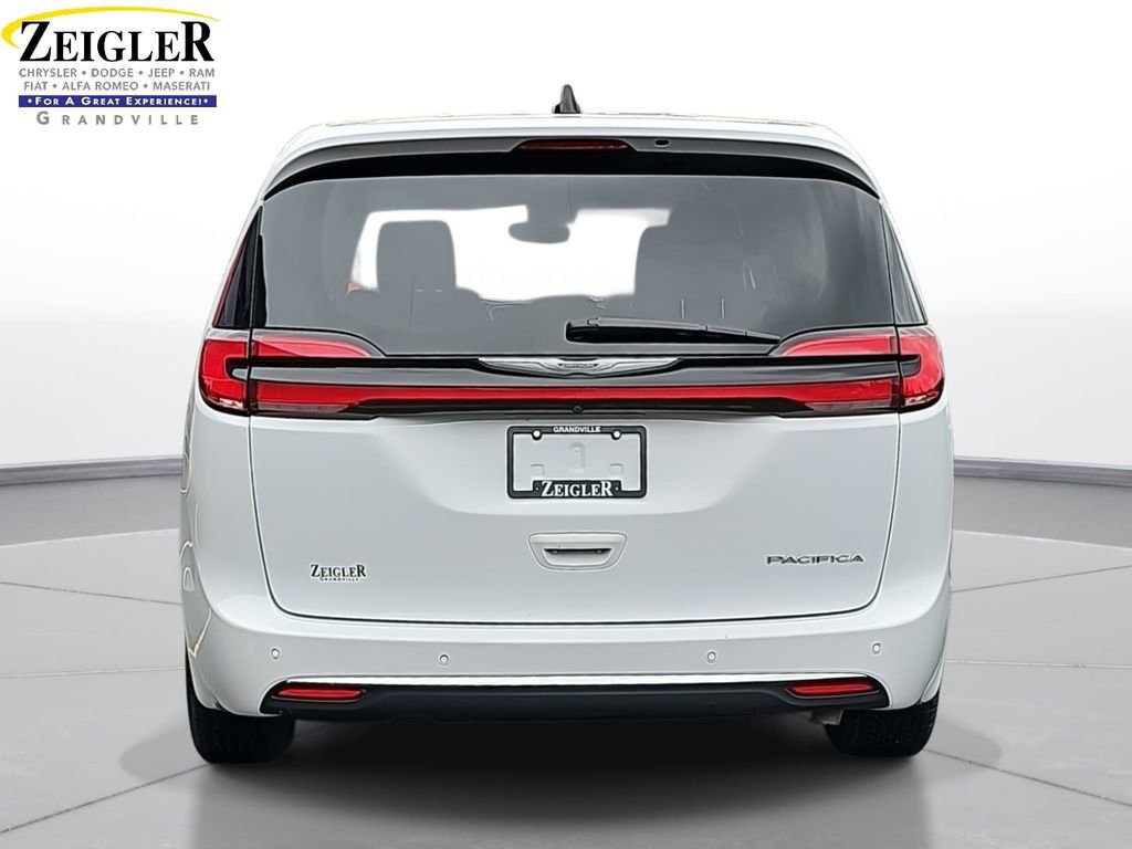 Used 2024 Chrysler Pacifica Touring-L FWD image 6
