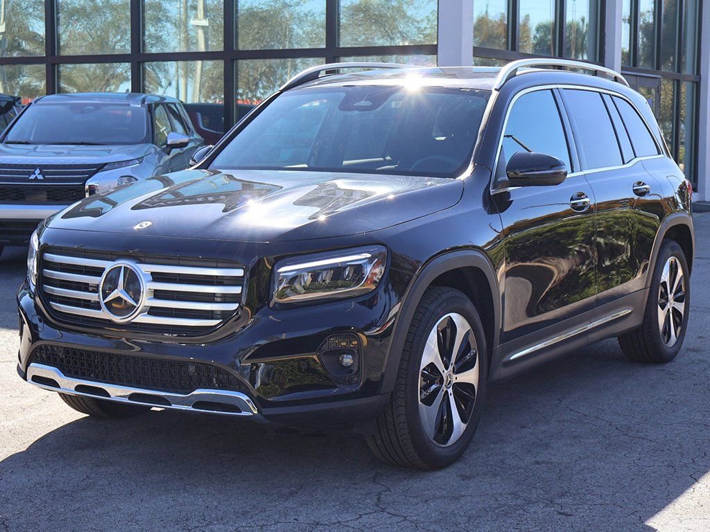 Used 2025 Mercedes-Benz GLB 250 w/ Driver Assistance Package image 8