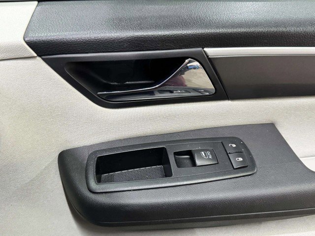 Used 2012 Volkswagen Routan S image 44